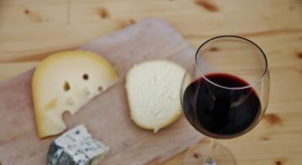 Cum poți transforma orice gustare într-o experiență culinară | Vinul și brânzeturile